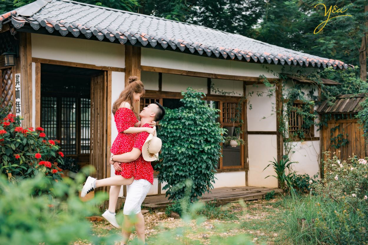 Với những ưu điểm cùng bối cảnh chụp phong phú, chụp ảnh cưới phim trường luôn là sự lựa chọn hàng đầu của nhiều cặp đôi bận rộn. 4 lý do chúng ta nên chụp ảnh cưới tại phim trường dưới đây sẽ góp một phần nào đó cho các cặp đôi có thể thuận lợi hơn trong việc lựa chọn địa điểm, để có những bức hình cưới đẹp như ý muốn mà không hề thua kém chụp ảnh ngoại cảnh.