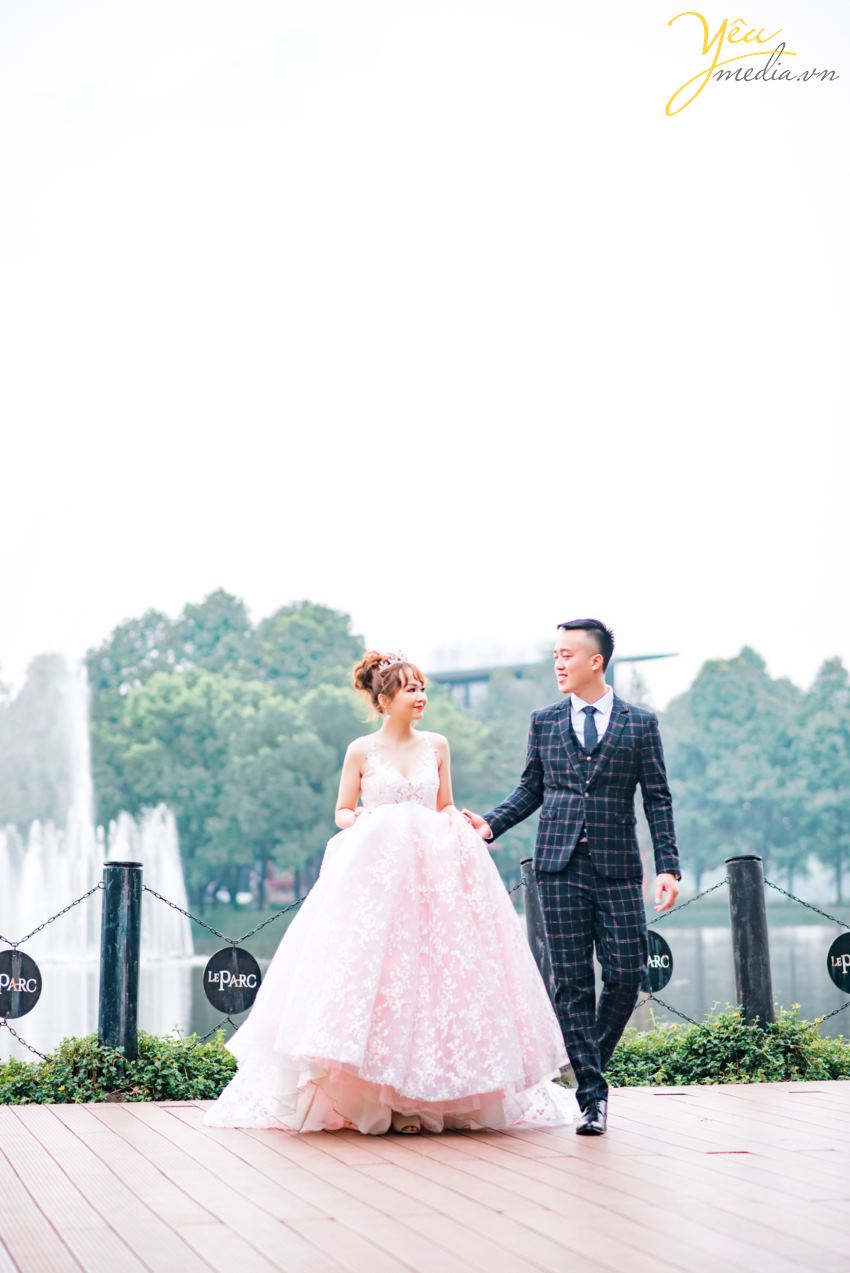 Có thể nói địa điểm là một phần rất quan trọng khiến chúng ta phải suy nghĩ kỹ khi muốn có một album ảnh cưới như ý muốn, bên cạnh đó là nhất thiết phải thuận tiện, bất kể là ai đi chăng nữa cũng không muốn di chuyển xa, vừa tốn công sức thời gian và chi phí. Các phim trường thường tập trung ở thành phố, dễ di chuyển, bối cảnh phong phú cho phép bạn thực hiện bộ ảnh cưới của mình trong vòng 1 ngày Tại Santorini Park địa điểm gần Yêu Media, không phí thời gian đi lại nhiều.