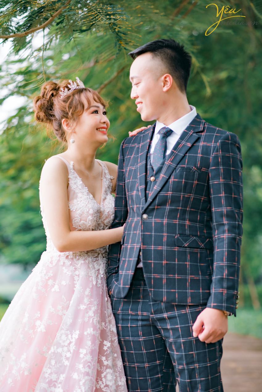 Có thể nói địa điểm là một phần rất quan trọng khiến chúng ta phải suy nghĩ kỹ khi muốn có một album ảnh cưới như ý muốn, bên cạnh đó là nhất thiết phải thuận tiện, bất kể là ai đi chăng nữa cũng không muốn di chuyển xa, vừa tốn công sức thời gian và chi phí. Các phim trường thường tập trung ở thành phố, dễ di chuyển, bối cảnh phong phú cho phép bạn thực hiện bộ ảnh cưới của mình trong vòng 1 ngày Tại Santorini Park địa điểm gần Yêu Media, không phí thời gian đi lại nhiều.