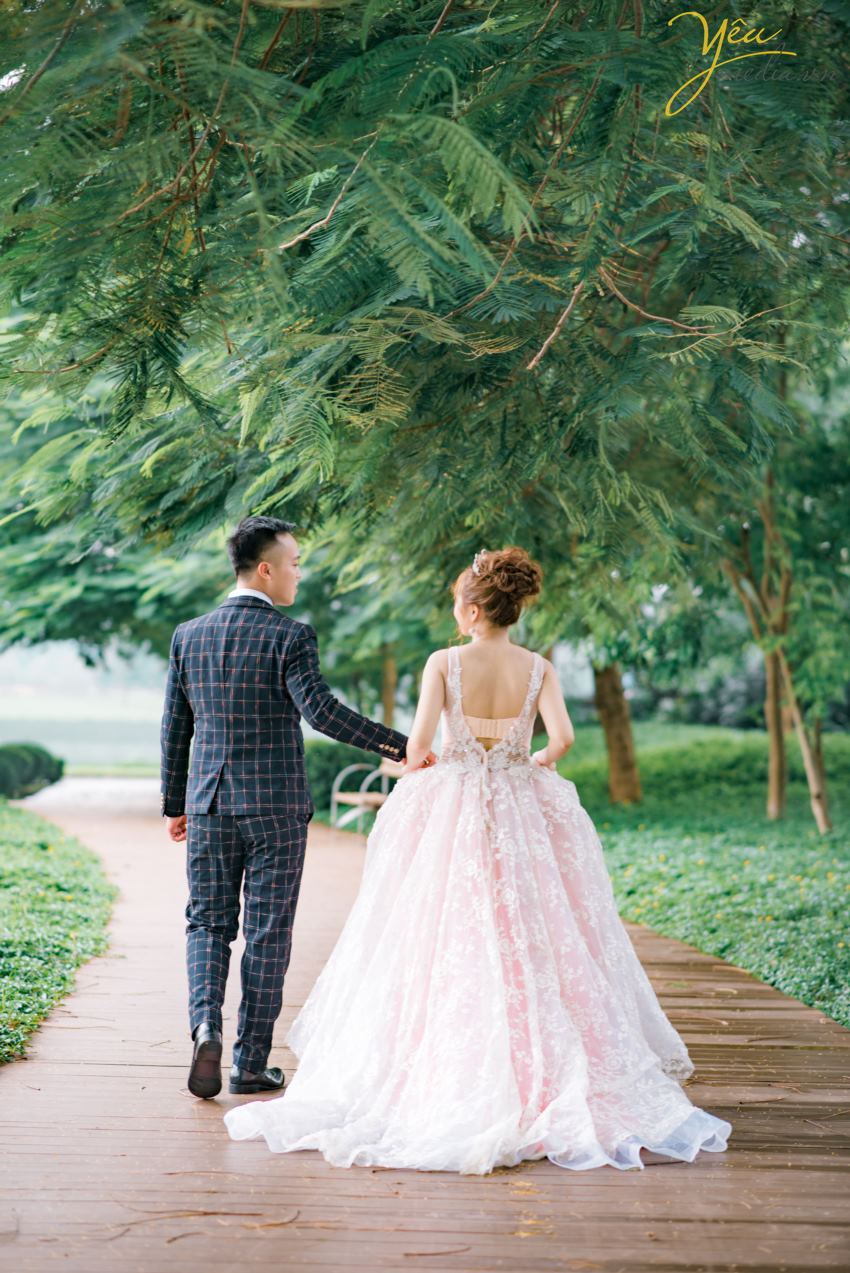 Có thể nói địa điểm là một phần rất quan trọng khiến chúng ta phải suy nghĩ kỹ khi muốn có một album ảnh cưới như ý muốn, bên cạnh đó là nhất thiết phải thuận tiện, bất kể là ai đi chăng nữa cũng không muốn di chuyển xa, vừa tốn công sức thời gian và chi phí. Các phim trường thường tập trung ở thành phố, dễ di chuyển, bối cảnh phong phú cho phép bạn thực hiện bộ ảnh cưới của mình trong vòng 1 ngày Tại Santorini Park địa điểm gần Yêu Media, không phí thời gian đi lại nhiều.