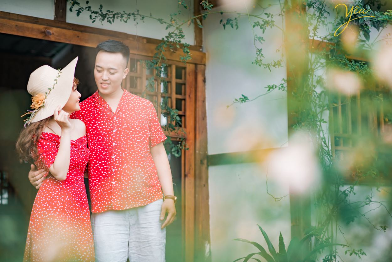 Nếu như bạn đang có ý định chụp ảnh ngoại cảnh thì ngoài việc di chuyển xa còn phải xem xét sức khỏe của cả hai, nếu như sức khỏe bạn không tốt có thể khiến cho tâm trạng không tốt, yếu tố để có bức ảnh đẹp cũng không thể thiếu sự tự nhiên và vui vẻ, nếu như sức khỏe & tâm trạng bạn không tốt thì đừng nghĩ đến việc hai bạn sẽ có được một album cưới hoàn hảo như mong đợi. Trong phim trường luôn có máy điều hòa cỡ lớn, bạn sẽ luôn cảm thấy mát mẻ và thoải mái, tâm trạng tốt sẽ giúp bạn thêm tươi tắn trước ống kính..