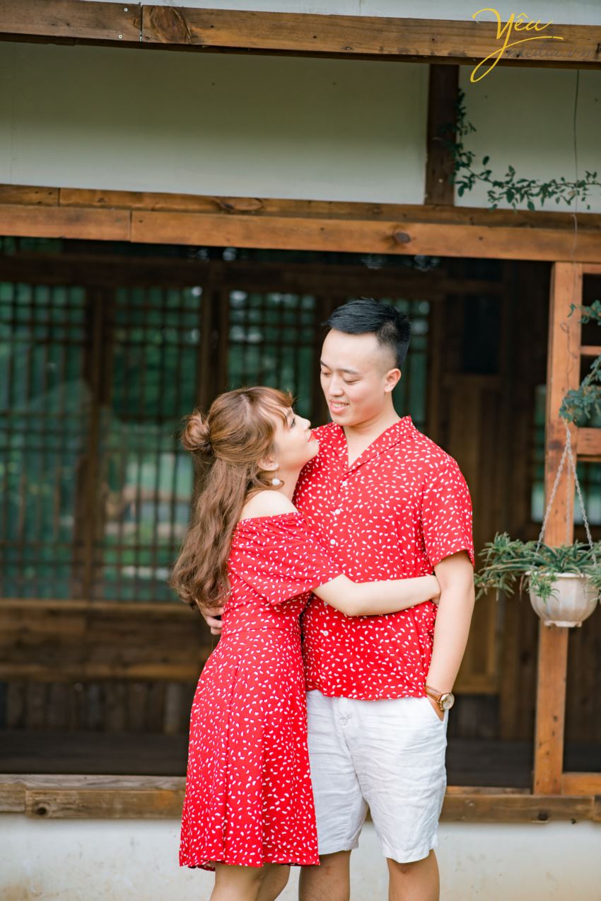 Nếu như bạn đang có ý định chụp ảnh ngoại cảnh thì ngoài việc di chuyển xa còn phải xem xét sức khỏe của cả hai, nếu như sức khỏe bạn không tốt có thể khiến cho tâm trạng không tốt, yếu tố để có bức ảnh đẹp cũng không thể thiếu sự tự nhiên và vui vẻ, nếu như sức khỏe & tâm trạng bạn không tốt thì đừng nghĩ đến việc hai bạn sẽ có được một album cưới hoàn hảo như mong đợi. Trong phim trường luôn có máy điều hòa cỡ lớn, bạn sẽ luôn cảm thấy mát mẻ và thoải mái, tâm trạng tốt sẽ giúp bạn thêm tươi tắn trước ống kính.