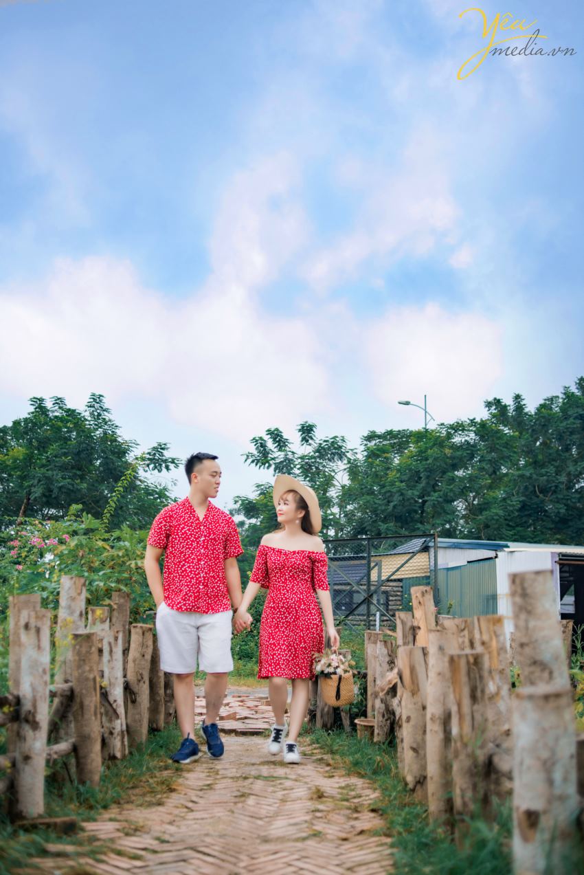 Ví dụ như một ngày đẹp trời, bạn và người ấy đã sẵn sàng chu đáo mọi thứ để tiến hành chụp ảnh cưới, bạn đã di chuyển đủ xa trong tâm trạng đầy phấn khởi, makeup và trang bị cho mình một bộ trang phục cưới lộng lẫy tuyệt vời nhất để chuẩn bị lên ảnh, một cơn mưa ngang qua và bạn chỉ có thể là ngắm nhìn mưa rơi chứ chẳng còn có thể thực hiện bộ ảnh cưới như mình chờ đợi được nữa… thì lúc ấy bạn sẽ tiếc rằng tại sao mình không chụp ở một nơi như phim trường chụp ảnh cưới nào đó thì tuyệt vời biết mấy.