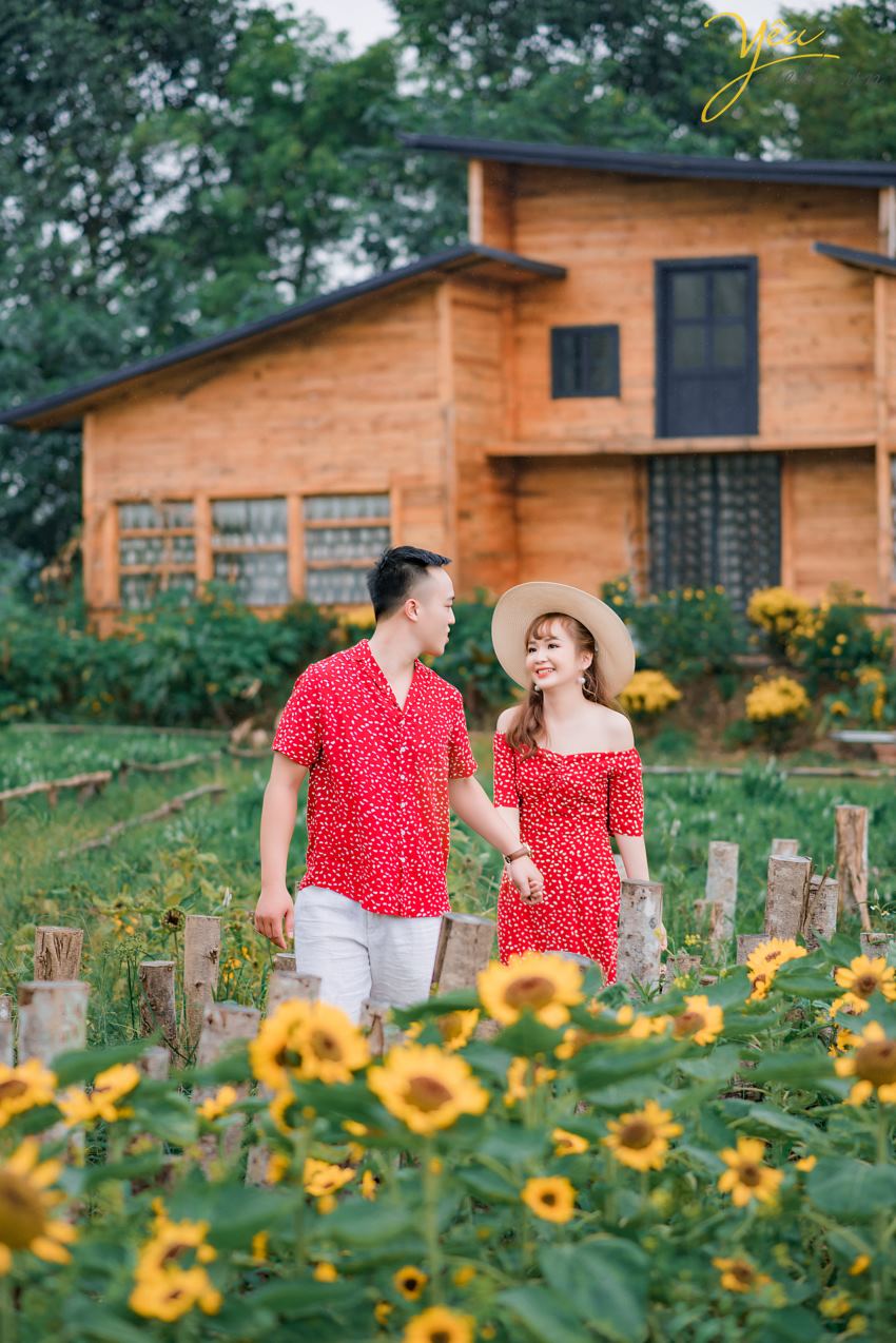 Ví dụ như một ngày đẹp trời, bạn và người ấy đã sẵn sàng chu đáo mọi thứ để tiến hành chụp ảnh cưới, bạn đã di chuyển đủ xa trong tâm trạng đầy phấn khởi, makeup và trang bị cho mình một bộ trang phục cưới lộng lẫy tuyệt vời nhất để chuẩn bị lên ảnh, một cơn mưa ngang qua và bạn chỉ có thể là ngắm nhìn mưa rơi chứ chẳng còn có thể thực hiện bộ ảnh cưới như mình chờ đợi được nữa… thì lúc ấy bạn sẽ tiếc rằng tại sao mình không chụp ở một nơi như phim trường chụp ảnh cưới nào đó thì tuyệt vời biết mấy.