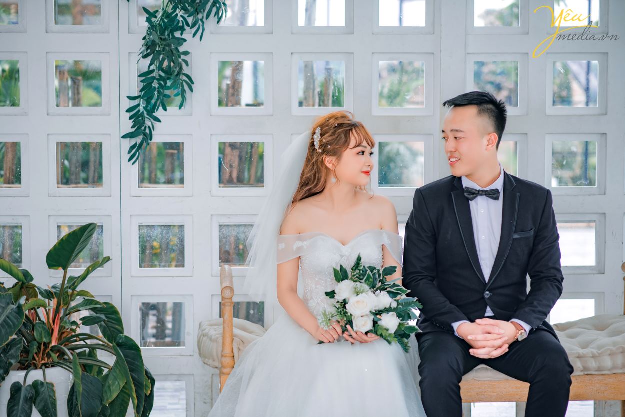 Bạn bỏ tất cả chi phí ra để thuê một studio với những ekip hùng hậu cùng bạn đi tới những nơi xa hàng dặm so với thành phố, ăn uống và nghỉ ngơi, di chuyển giữa các địa điểm khác nhau để có những khung cảnh lãng mạn và thơ mộng thì có thể bạn sẽ ước tính được sơ qua chi phí đắt như thế nào. Với những lý do cơ bản trên có thể thấy việc chọn lựa những phim trường chụp hình cưới tại Hà Nội thuận tiện hơn so với việc bạn phải bỏ ra nhiều chi phí chụp hình cưới ngoại cảnh, chưa kể đến việc gặp những chuyện ngoài ý muốn có thể làm thay đổi kế hoạch của cả hai bạn. Chi phí vé vào cổng, gửi xe và phí chụp hình tại Santorini Park cũng phải chăng, là 1 trong những lý do để cặp đôi Sơn - Linh lựa chọn nơi đây thực hiện bộ ảnh để đời cùng ekip Yêu Media.