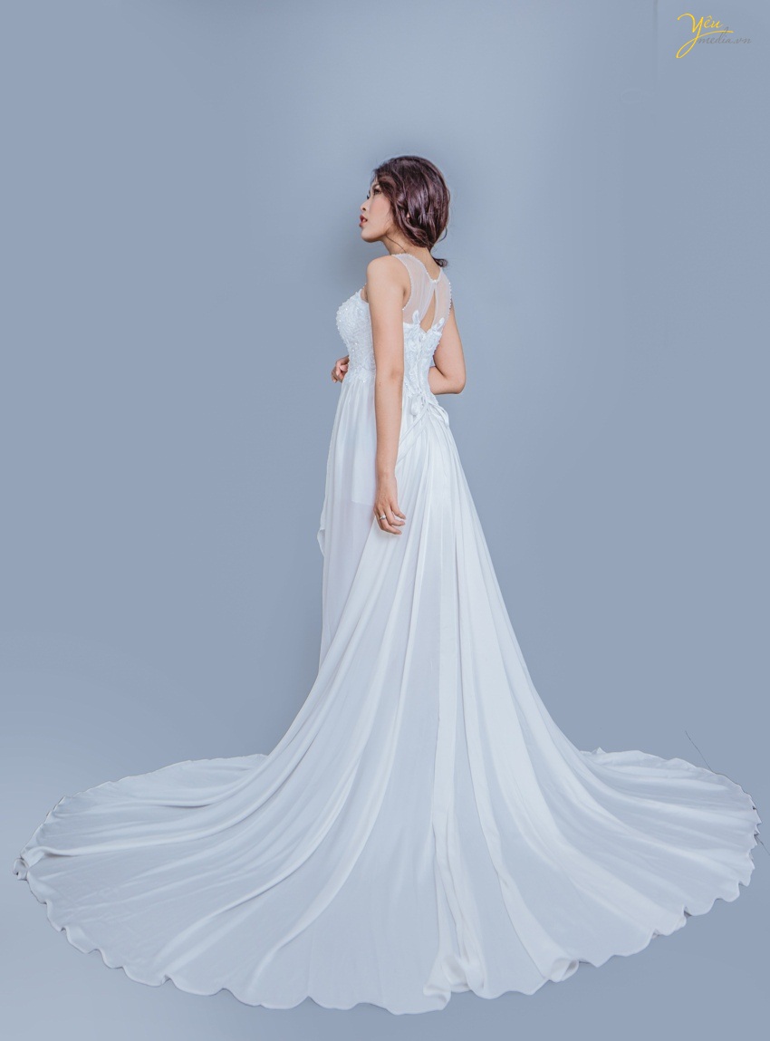 chân váy xòe dài thướt tha, giúp cô dâu xinh đẹp, tỏa sáng trong ngày trọng đại