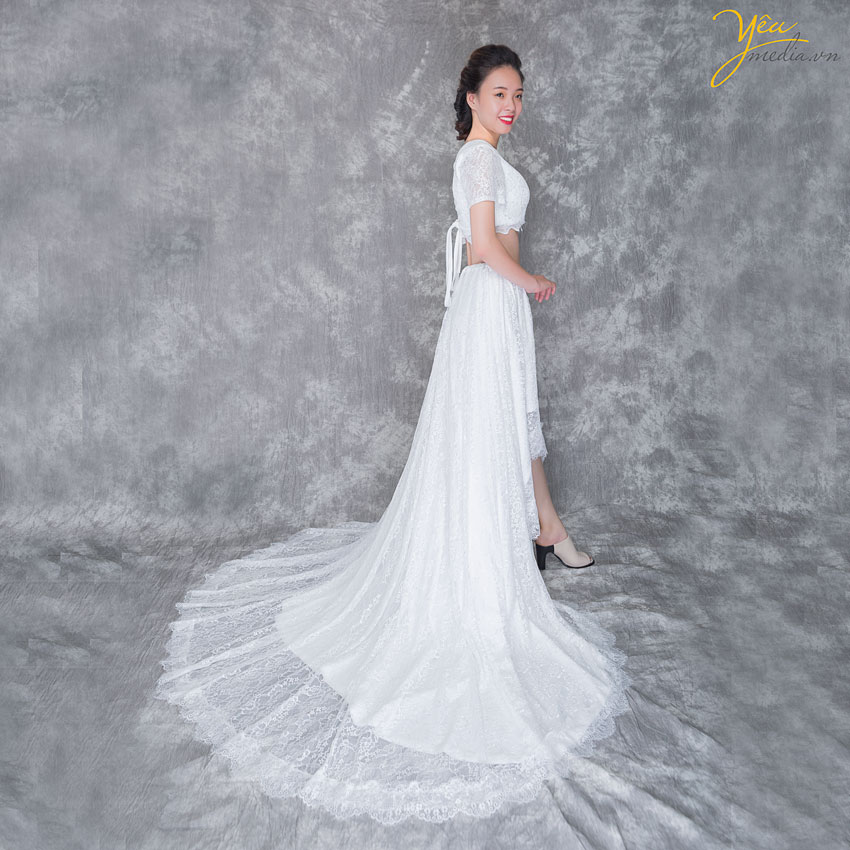 váy cưới màu trắng dài thướt tha giúp cô dâu quyến rũ, nổi bật hơn trong ngày trọng đại