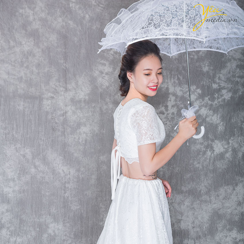 chất liệu ren cao cấp, đường may được cắt chỉn chu, thiết kế hở eo làm nổi bật vòng 2 nuột nà cho cô dâu