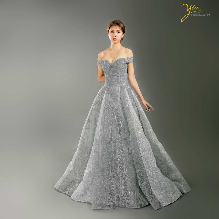 váy cưới hở vai màu ghi xám đính đá xòe rộng