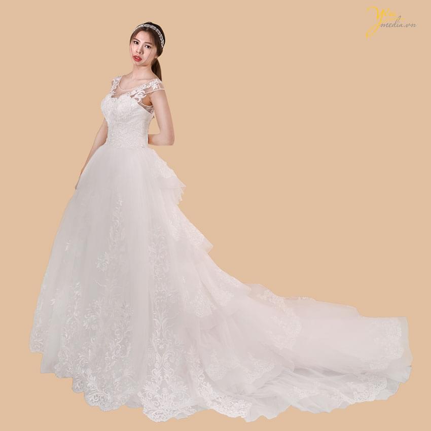 váy cưới xòe đuôi dài rộng màu trắng