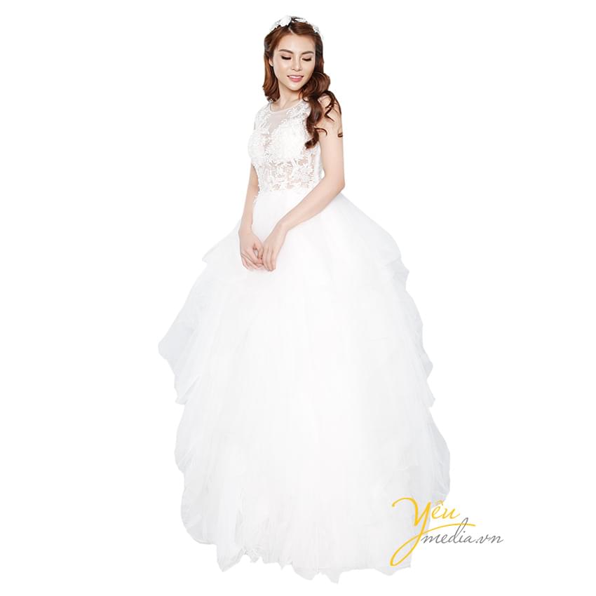 váy cưới trắng ren xòe bồng bềnh