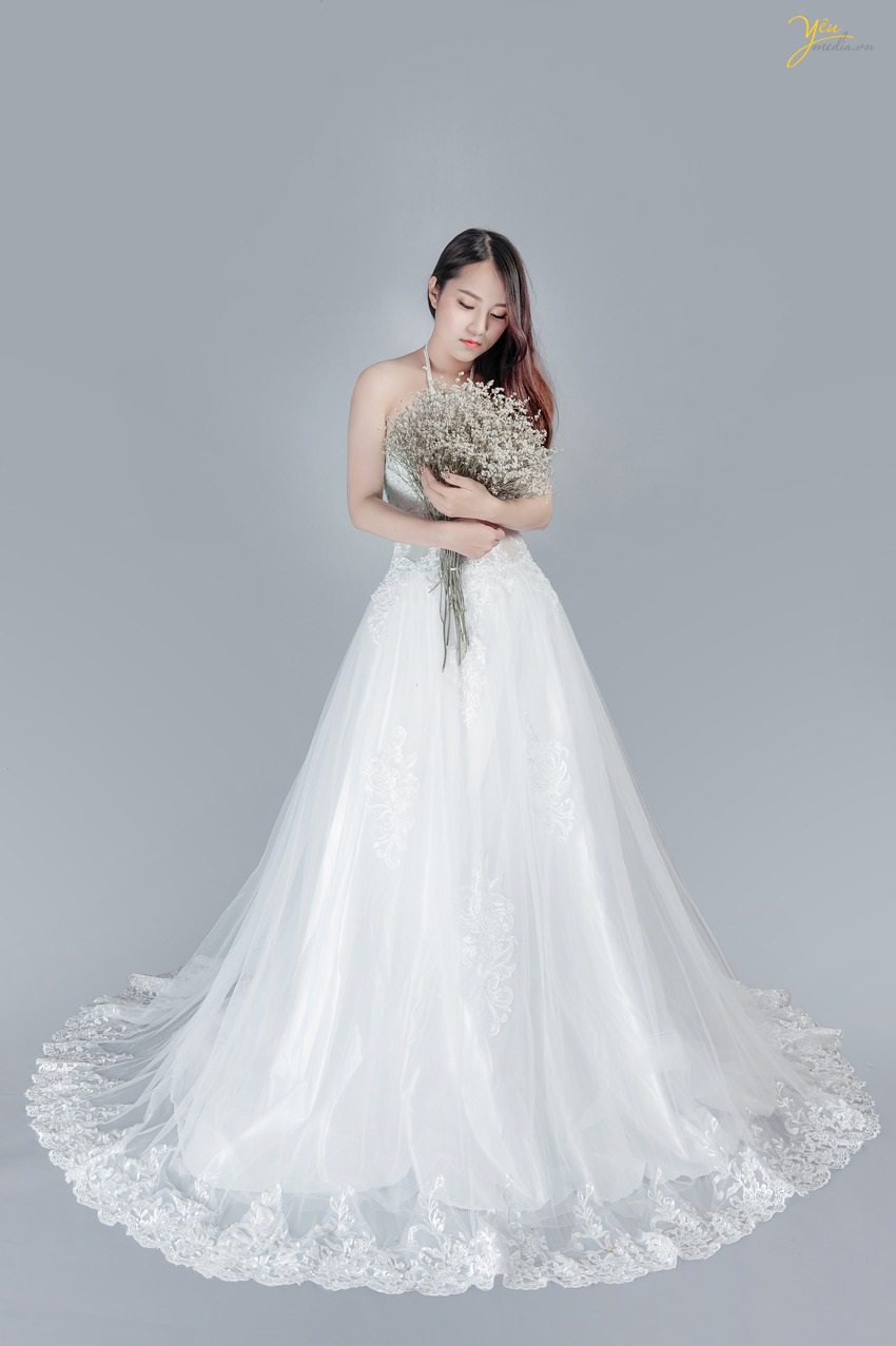 hiếc váy cưới cổ yếm trẻ trung, gợi cảm giúp cô dâu khoe khéo được bờ vai gầy mềm mại