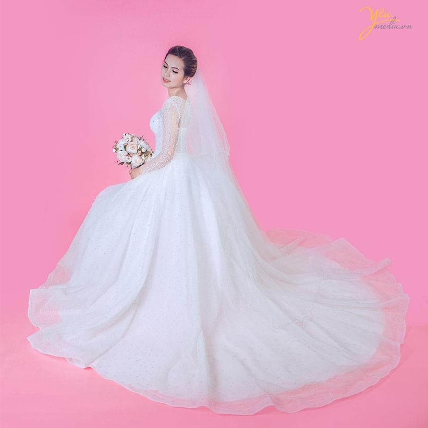 váy cưới màu trắng dáng xòe rộng khoét ngực