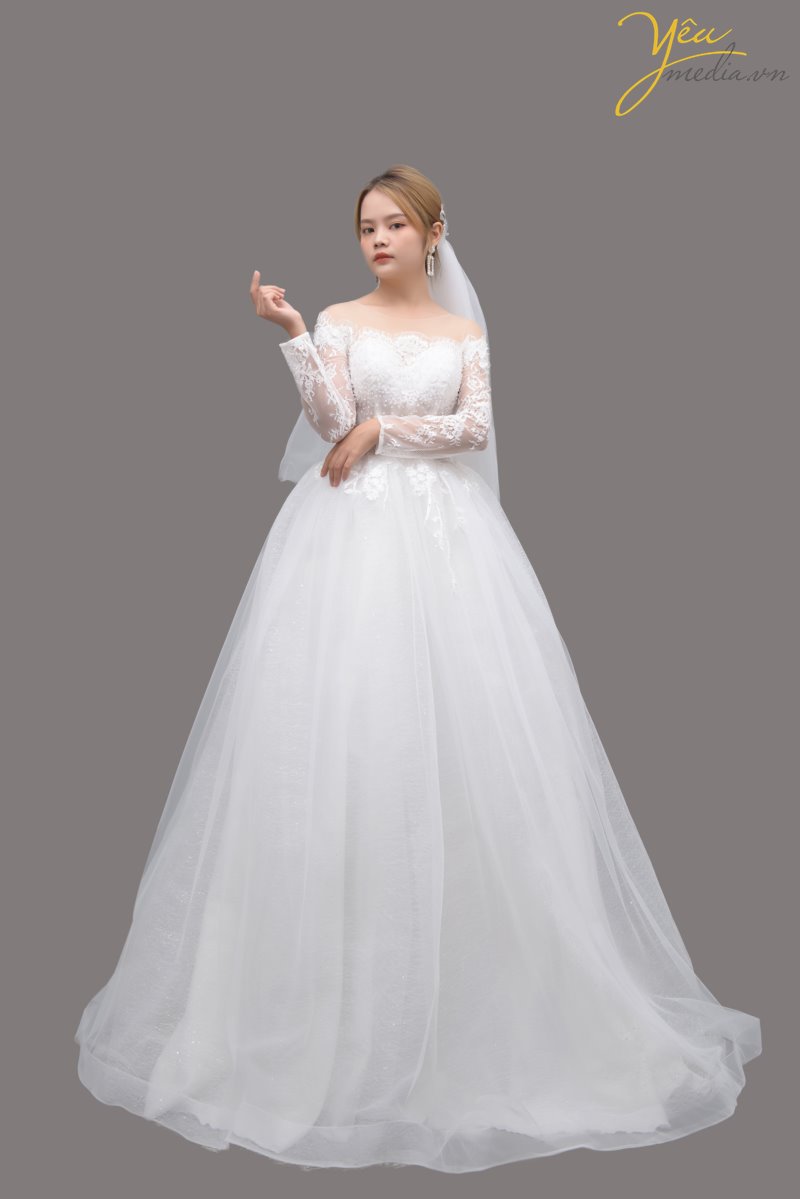 Váy cưới Cara với hàng ren sang trọng ngang vai khiến các cô dâu của Yêu media thích thú khi lựa chọn làm váy chụp ảnh cưới tại phim trường cũng như váy mặc ngày cưới vì sự nhẹ nhàng và thanh khiết.