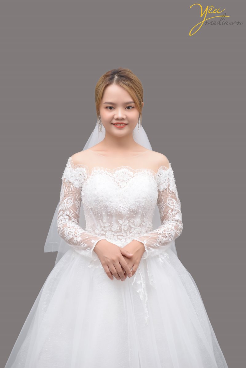 Váy cưới Cara với hàng ren sang trọng ngang vai khiến các cô dâu của Yêu media thích thú khi lựa chọn làm váy chụp ảnh cưới tại phim trường cũng như váy mặc ngày cưới vì sự nhẹ nhàng và thanh khiết.