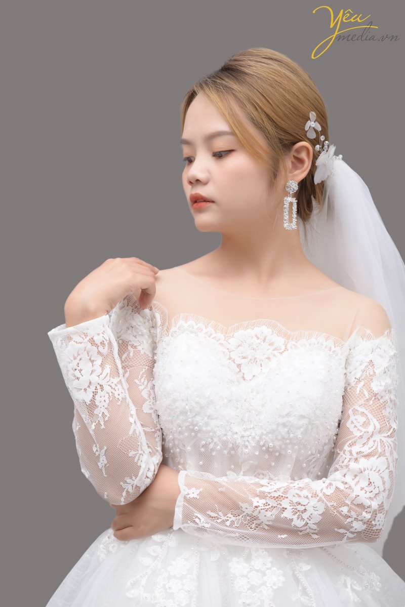 Váy cưới Cara với hàng ren sang trọng ngang vai khiến các cô dâu của Yêu media thích thú khi lựa chọn làm váy chụp ảnh cưới tại phim trường cũng như váy mặc ngày cưới vì sự nhẹ nhàng và thanh khiết.