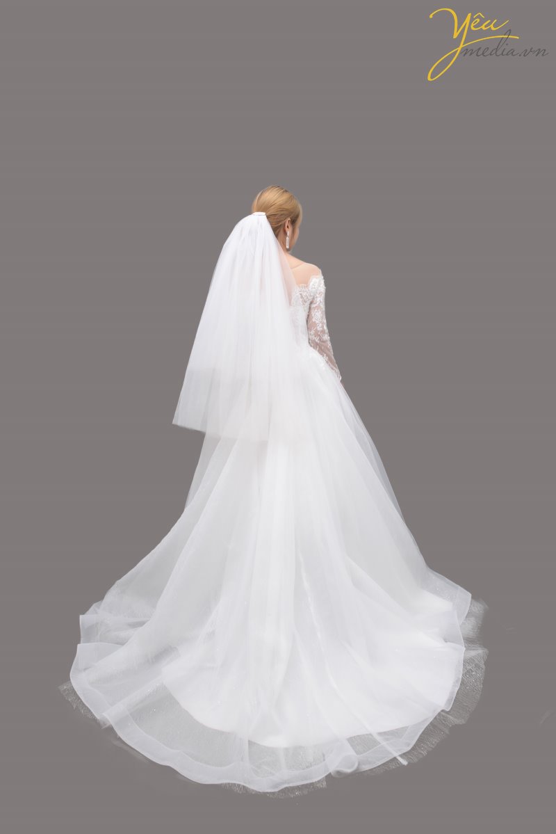 Váy cưới Cara với hàng ren sang trọng ngang vai khiến các cô dâu của Yêu media thích thú khi lựa chọn làm váy chụp ảnh cưới tại phim trường cũng như váy mặc ngày cưới vì sự nhẹ nhàng và thanh khiết.