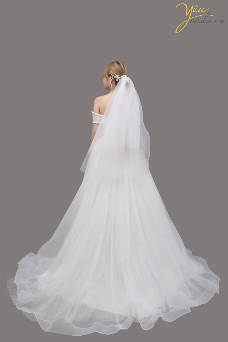Váy cưới Meena với bờ vai hơi "trễ nải" nhưng vẫn tôn lên vẻ sang trọng và rực rỡ của cô dâu trong ngày cưới. Đây là 1 trong những mẫu váy được ưa thích nhất tại Yêu Media bởi vẻ kiêu sa và lóng lánh của nó khi xuất hiện trên lễ đường tràn ngập ánh sáng.