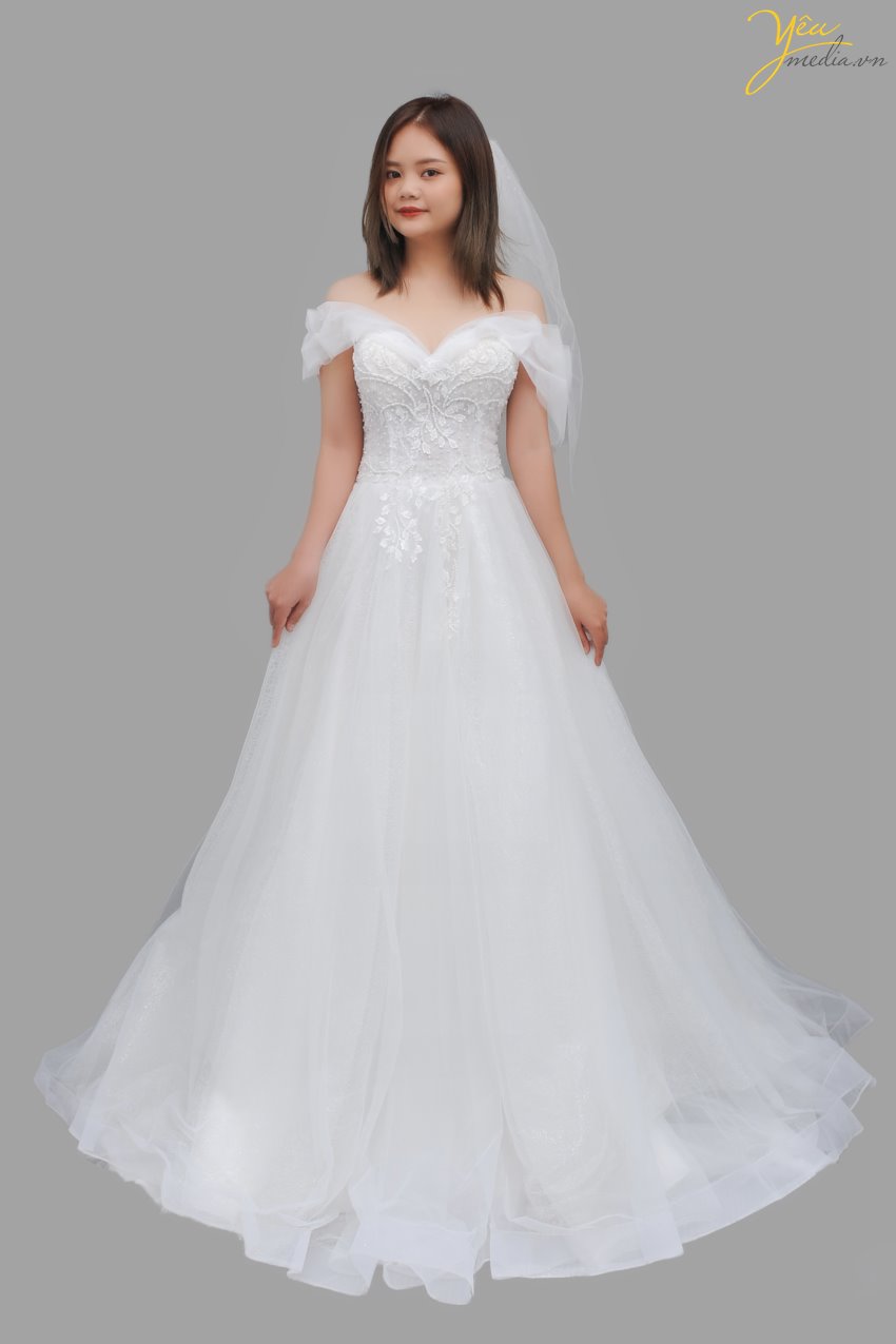 Bộ váy cưới Missy với sự yêu kiều và diễm lệ của 1 nàng công chúa bước ra từ câu chuyện cổ tích - sẽ thu hút mọi ánh nhìn về cô dâu khi bước vào lễ đường hoặc tiệc cưới của mình. Đây là 1 trong những bộ váy được chọn nhiều nhất trong các album ảnh cưới chụp tại lâu đài - phim trường châu Âu.