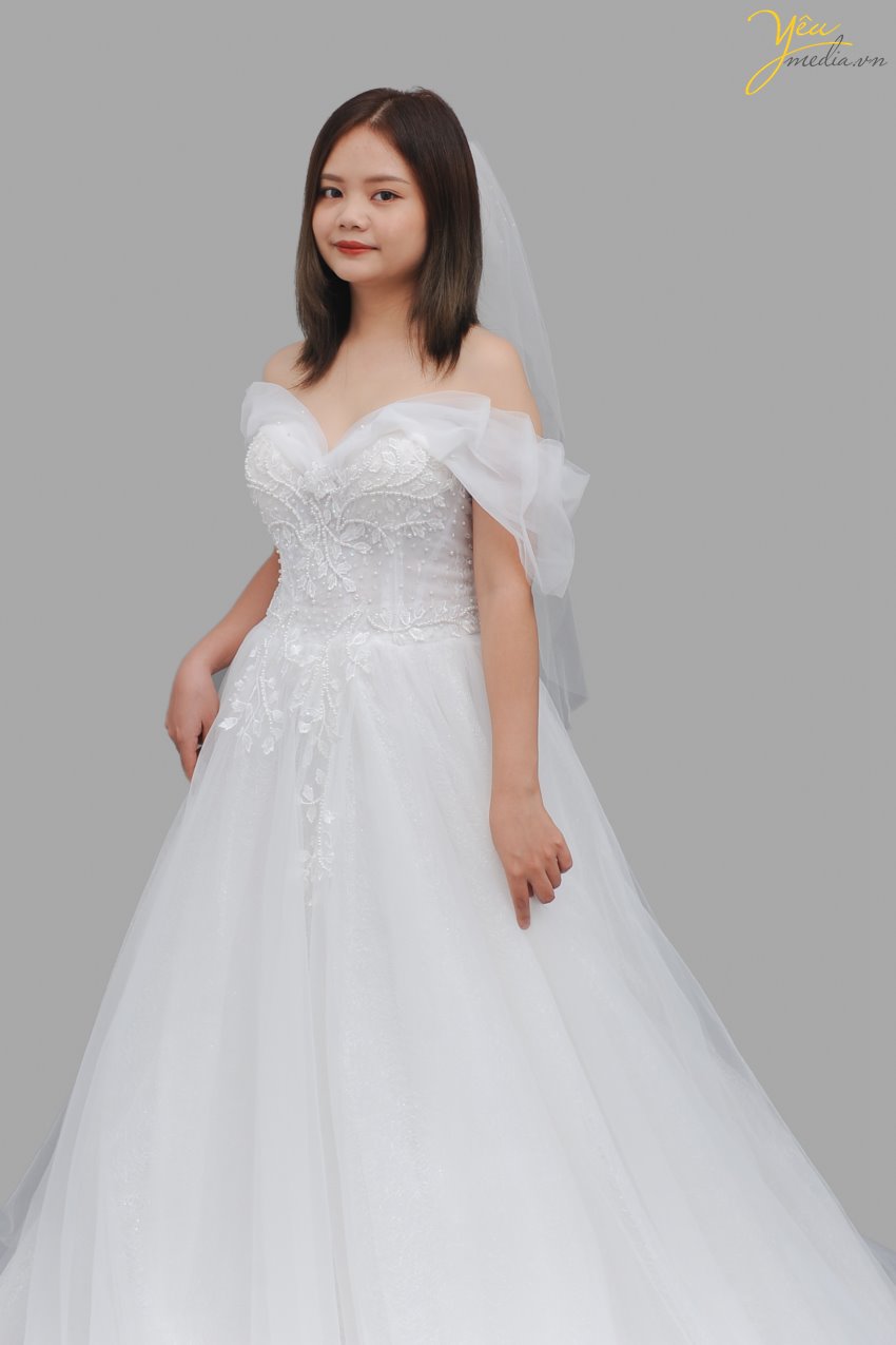 Bộ váy cưới Missy với sự yêu kiều và diễm lệ của 1 nàng công chúa bước ra từ câu chuyện cổ tích - sẽ thu hút mọi ánh nhìn về cô dâu khi bước vào lễ đường hoặc tiệc cưới của mình. Đây là 1 trong những bộ váy được chọn nhiều nhất trong các album ảnh cưới chụp tại lâu đài - phim trường châu Âu.