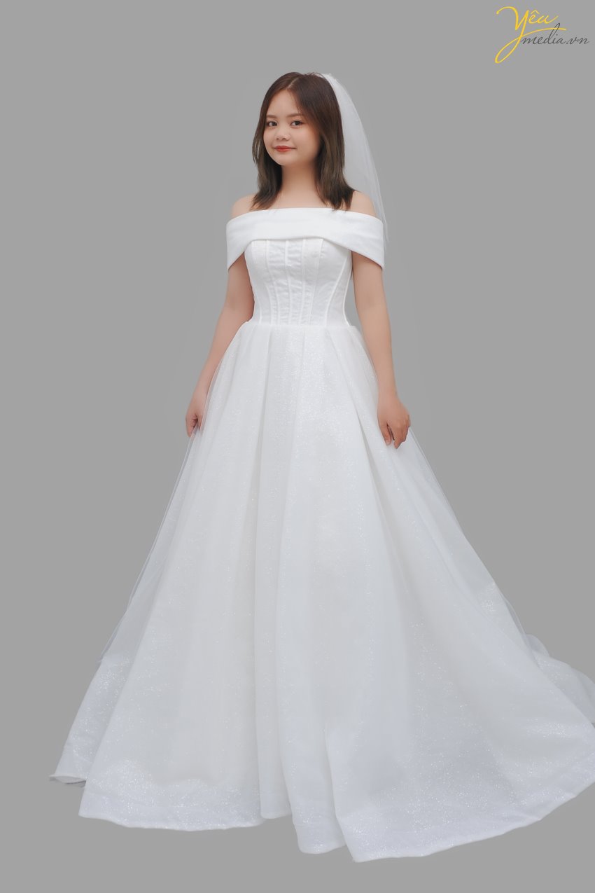 Bộ váy đẹp "thần thánh" Chantelle vừa đơn giản nhưng lại rất sang trọng - khiến nhiều cô dâu đến với Yêu media mê đắm và lựa ngay làm váy ngày cưới và cả váy ngày chụp. Đôi vai tròn hay gầy của các cô dâu đều phù hợp với form dáng váy này.