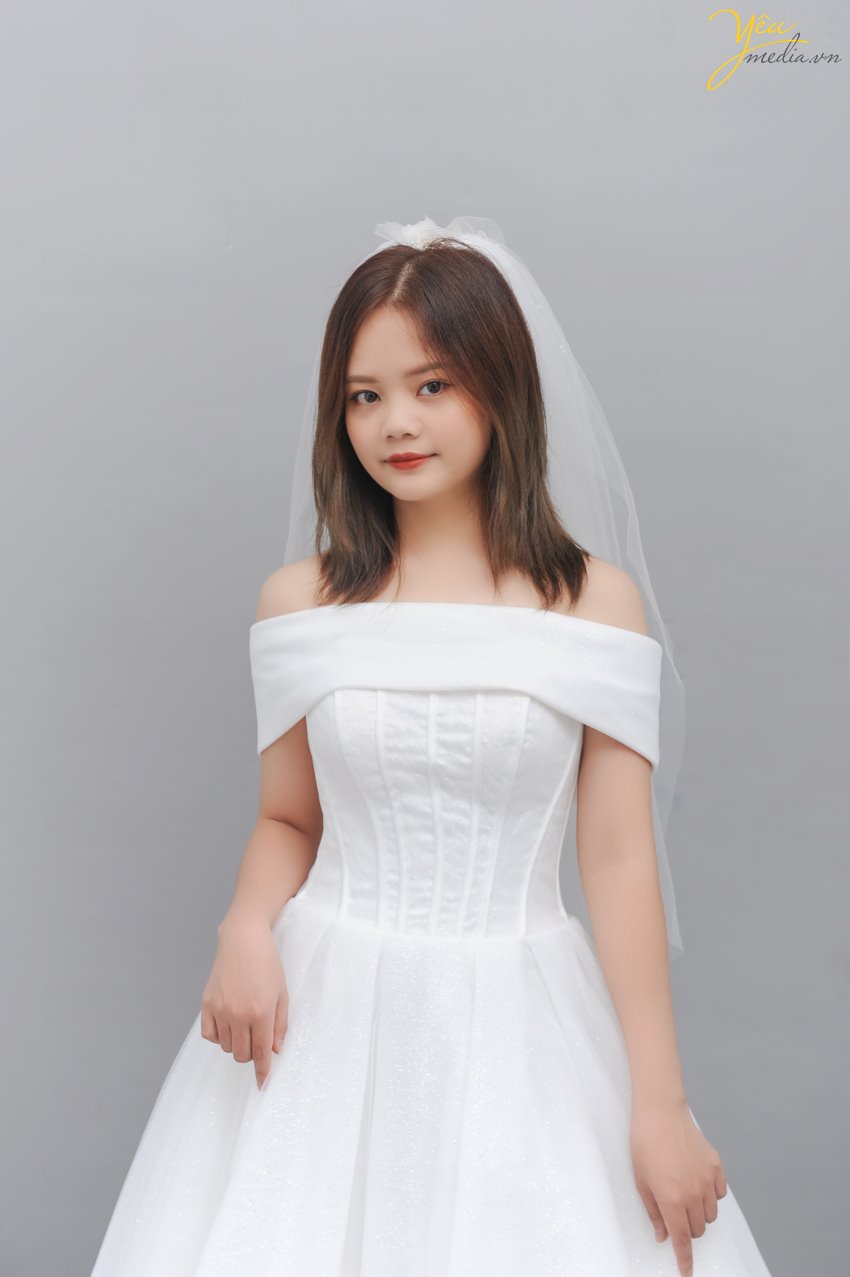 Bộ váy đẹp "thần thánh" Chantelle vừa đơn giản nhưng lại rất sang trọng - khiến nhiều cô dâu đến với Yêu media mê đắm và lựa ngay làm váy ngày cưới và cả váy ngày chụp. Đôi vai tròn hay gầy của các cô dâu đều phù hợp với form dáng váy này.