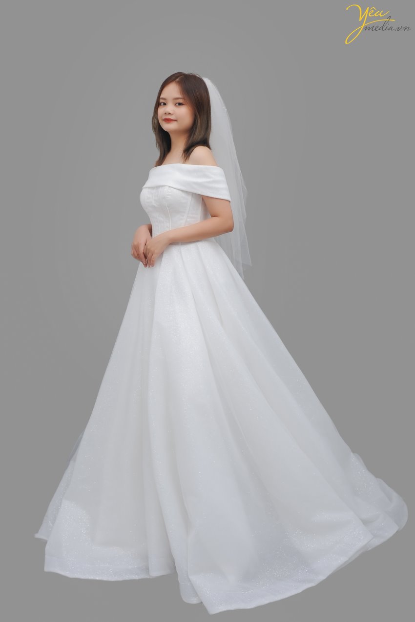 Bộ váy đẹp "thần thánh" Chantelle vừa đơn giản nhưng lại rất sang trọng - khiến nhiều cô dâu đến với Yêu media mê đắm và lựa ngay làm váy ngày cưới và cả váy ngày chụp. Đôi vai tròn hay gầy của các cô dâu đều phù hợp với form dáng váy này.