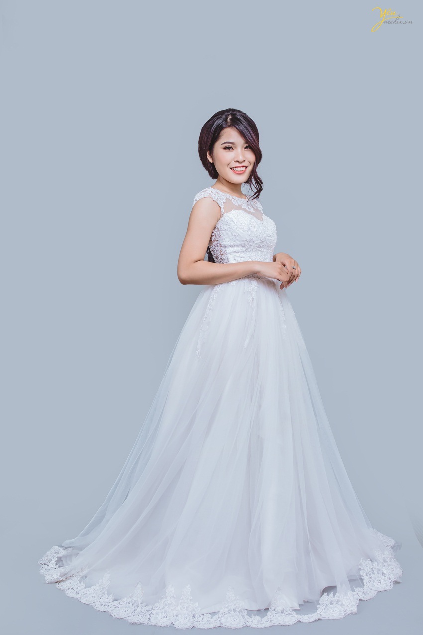 váy cưới màu trắng tinh khôi, chất liệu cao cấp, đường may chỉn chu