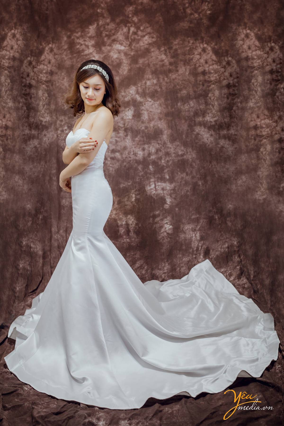 Những mẫu váy cưới đuôi cá chưa bao giờ hết hot bởi sự quyến rũ, uyển chuyển, khoe khéo những đường cong của cô dâu. Chiếc váy thứ 2 trong bộ sưu tập váy cưới xuân hè 2018 là một chiếc váy cưới xinh xắn mang tên Fidelia.