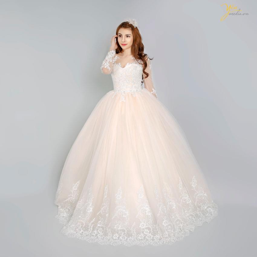 váy cưới dáng xòe công chúa tay dài ren