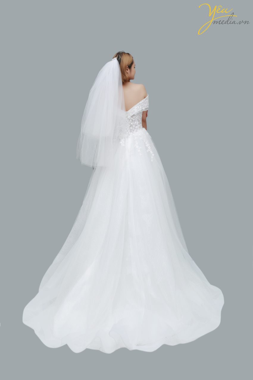 Váy cưới Hera với phần vai áo tuyệt đẹp đang là xu hướng được nhiều cô dâu lựa chọn tại Yêu Media. Bộ váy cưới phong cách nền nã nhưng fashion - thời trang này giúp cho bạn có được sự tự tin tuyệt đối khi xuất hiện trên lễ đường trong ngày cưới ý nghĩa của mình.