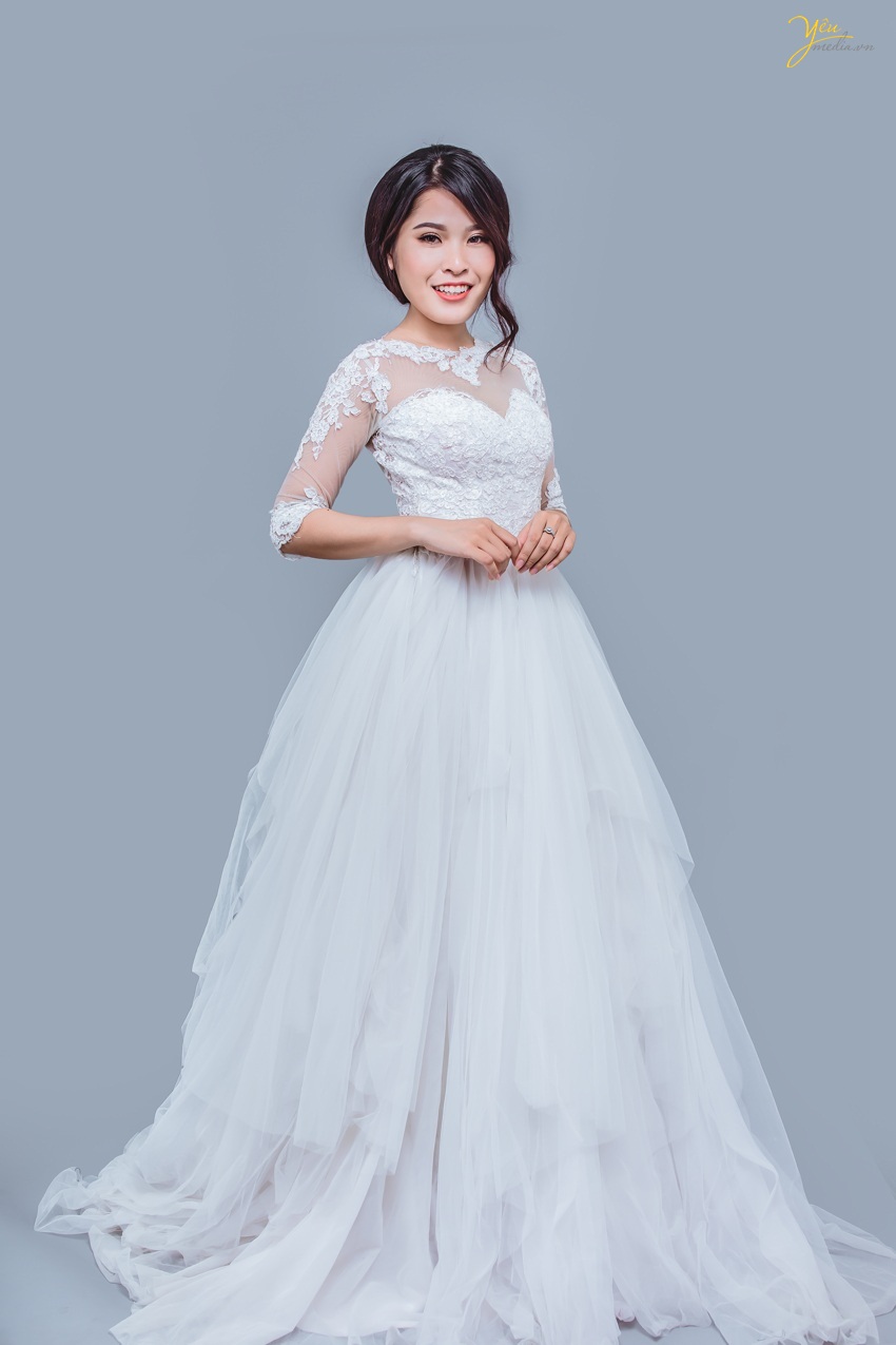 váy cưới màu trắng thiết kế bồng nhẹ nhàng làm tôn lên vẻ đẹp tinh tế, sang trọng cho nàng dâu