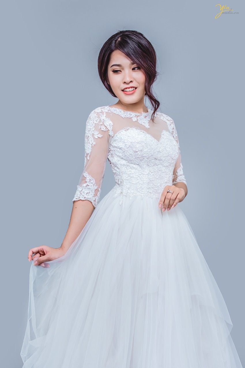 thiết kế hoa văn nổi nhẹ nhàng, tinh tế, tay lỡ cách điệu, đường may chỉn chu