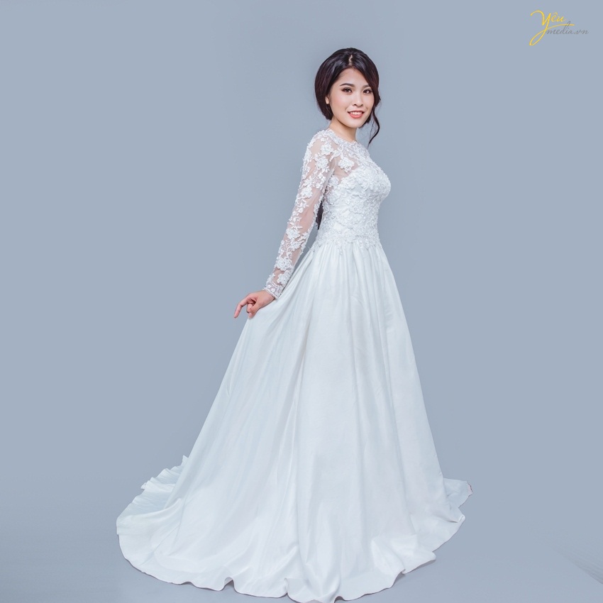 Với kỹ thuật cắt may hiện đại và cách sử dụng chất liệu voan xuyên thấu và đắp ren tinh xảo