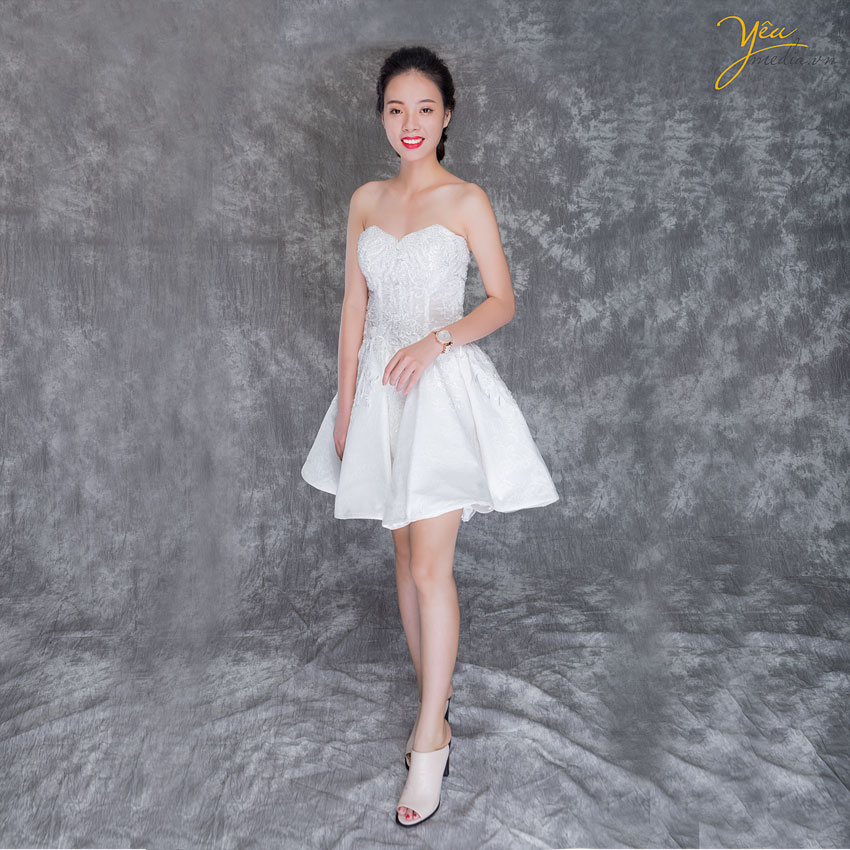 váy cưới dáng ngắn đính đá màu trắng sang trọng