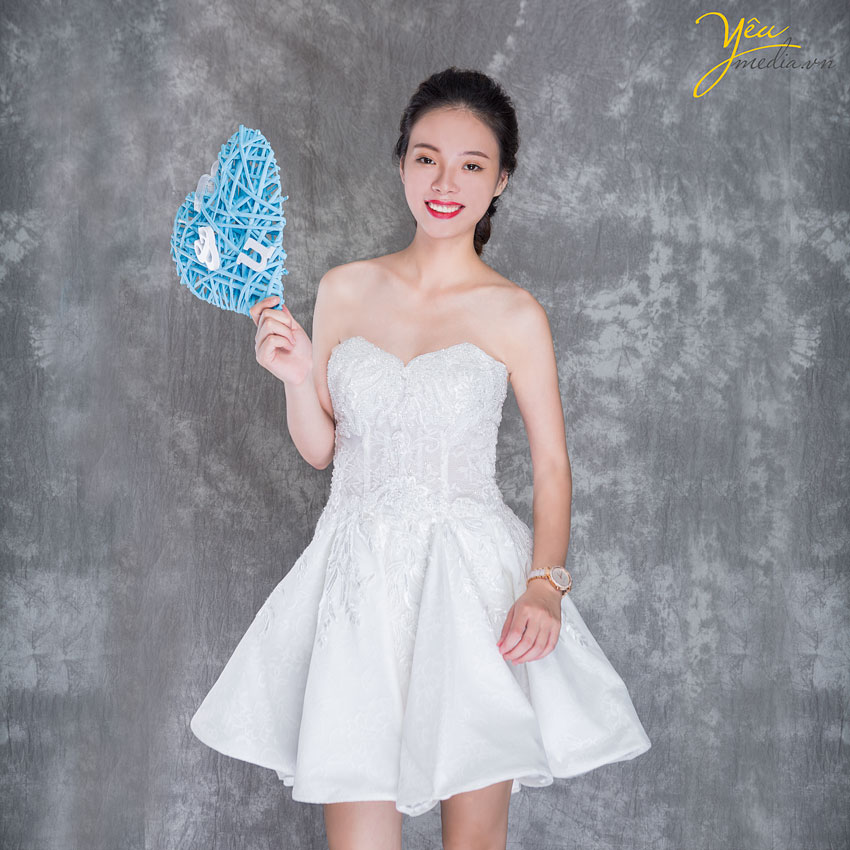 dáng váy cúp ngực làm tăng thêm sự quyến rũ cùng vòng 1 đầy đặn cho cô dâu