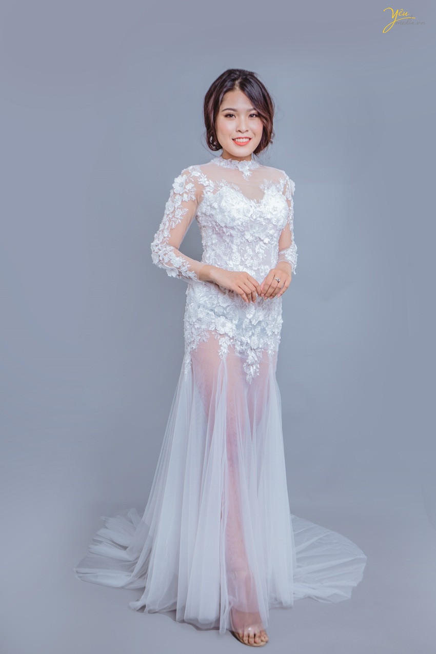 Đường may tinh xảo, chỉn chu, kết hợp cùng họa tiết ren màu trắng mang lại vẻ đẹp sang trọng, cuốn hút