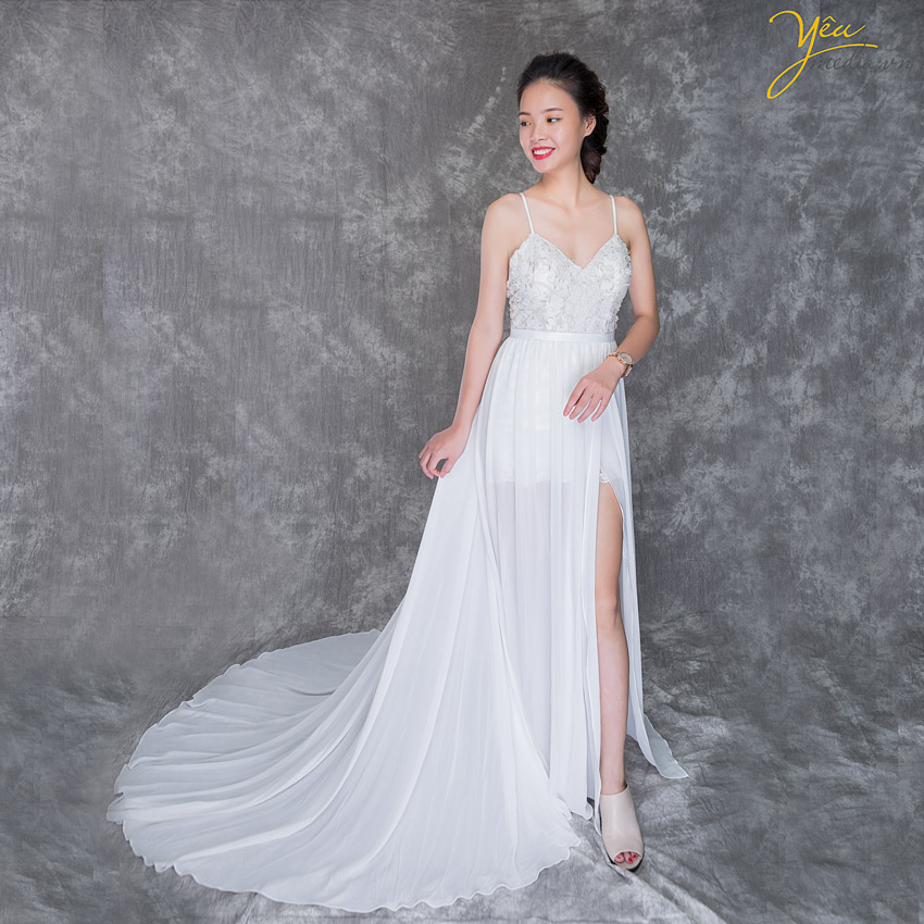 Váy cưới màu trắng 2 dây tôn lên bờ vai gợi cảm cho nàng dâu