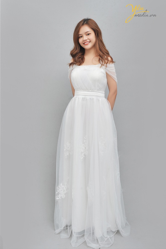 Váy cưới trễ vai luôn là một kiểu váy cưới được nhiều cô dâu lựa chọn bởi vẻ đẹp nửa kín nửa hở đầy gợi cảm mà nó mang đến. Bên cạnh những mẫu váy cưới trễ vai ren cổ điển cô dâu cũng có thể lựa chọn kiểu váy cưới với phần tay voan rớt vai mềm mại.
