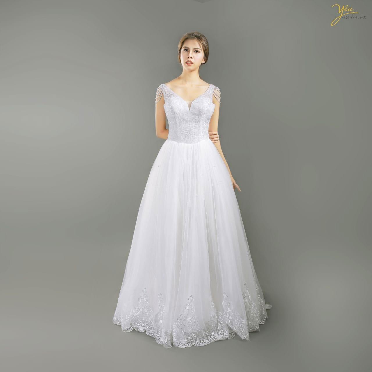 váy cưới màu trắng ren vai cổ tim khoét ngực nhỏ