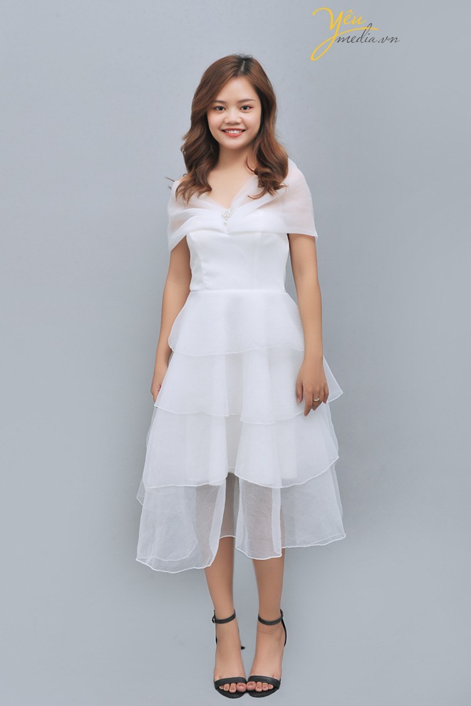 Phong cách váy cưới đẹp và lãng mạn dành cho các cô dâu yêu thích vẻ đẹp nữ tính, lãng mạn và dịu dàng. Váy cưới Narcissus được thiết kế trễ vai giúp cô dâu khoe trọn bờ vai quyến rũ của mình. Váy cưới đẹp với thiết kế đơn giản nhưng dịu dàng và nữ tính tuyệt vời với vai áo trễ, khoe bờ vai hờ hững. Chân váy xếp tầng cầu kỳ và bồng bềnh, mang đến nét thướt tha và lãng mạn tuyệt vời cho cô dâu.