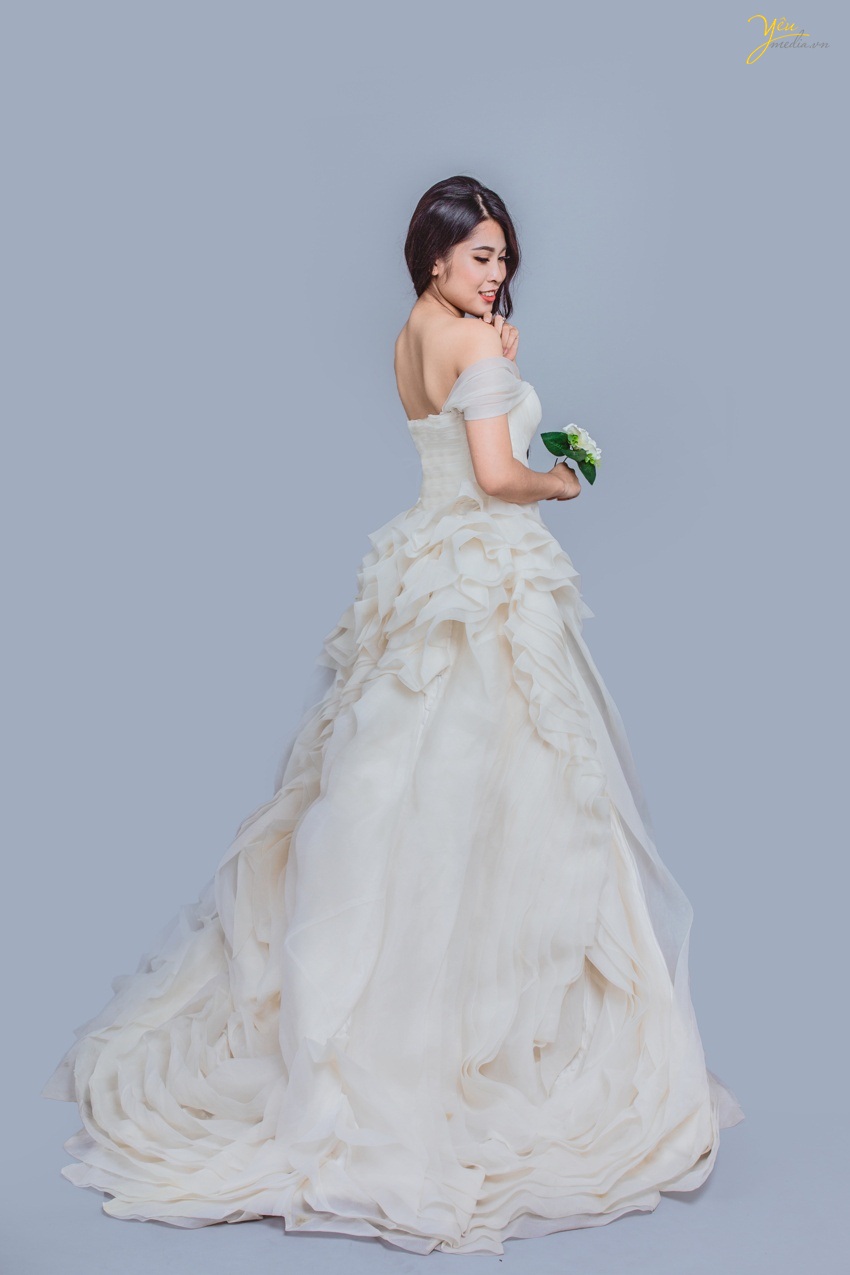 thiết kế trễ vai, hở lưng nhẹ nhàng vừa đủ tạo sự quyến rũ, sang trọng