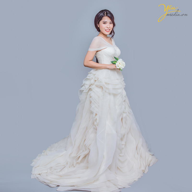 thiết kế xếp tầng bồng bềnh, cô dâu như hóa thân thành nàng công chúa xinh đẹp