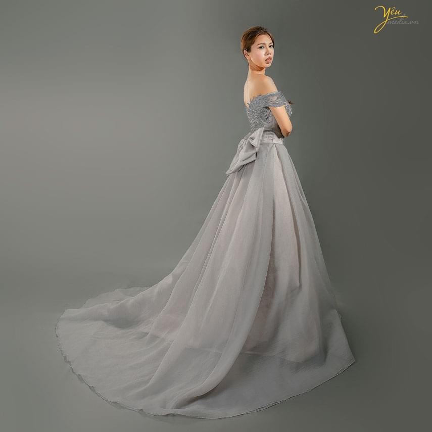 váy cưới xòe rộng hở vai gắn nơ sau lưng