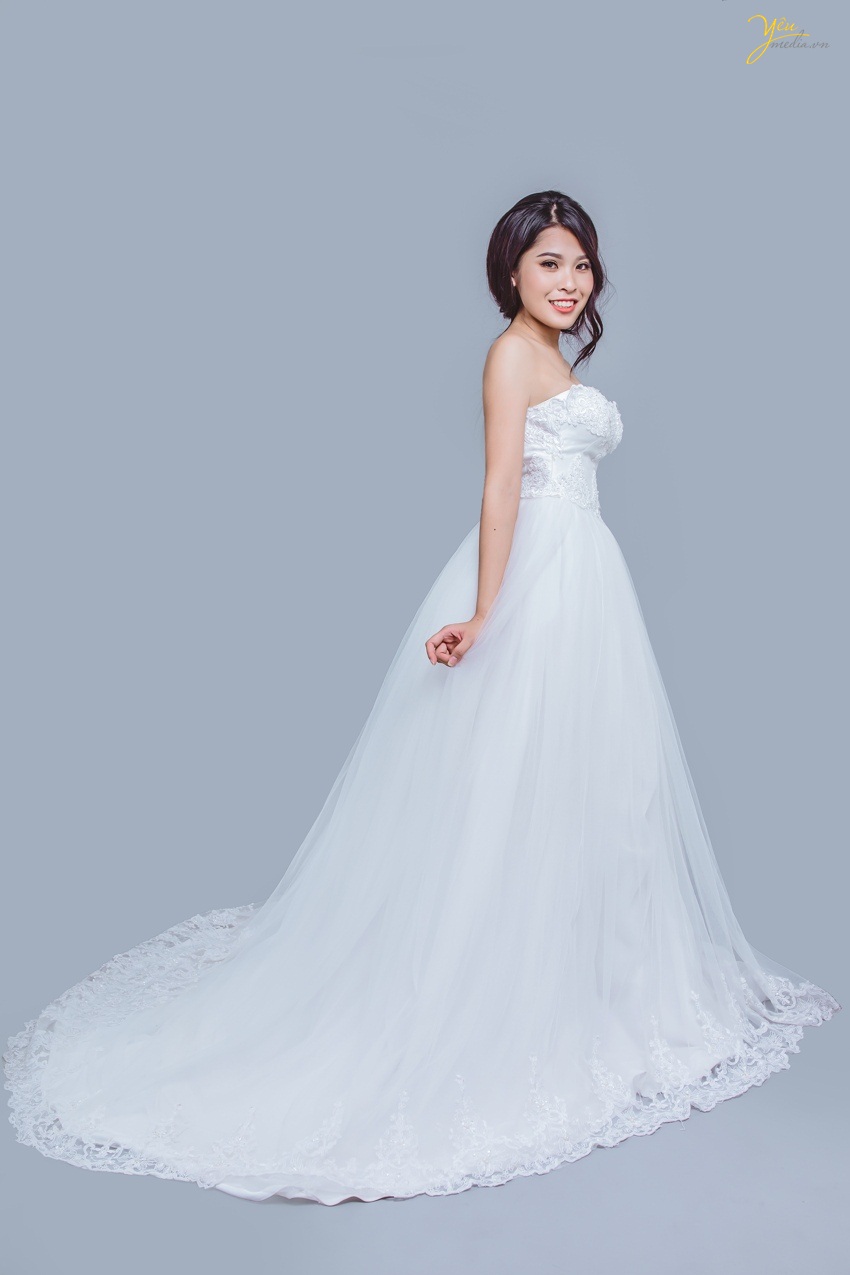 váy cưới cúp ngực tôn lên vòng 1 quyến rũ, gợi cảm cho cô dâu