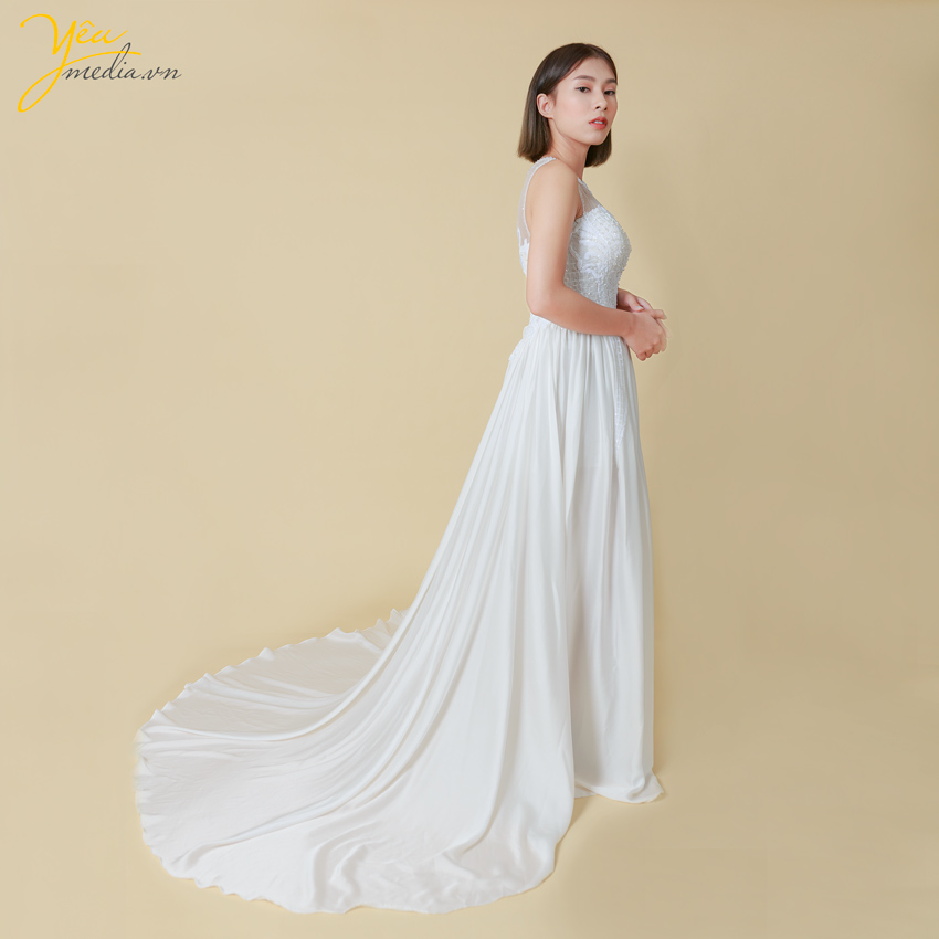 thân trước ao đính đá sang trọng, hoa văn họa tiết ấn tượng