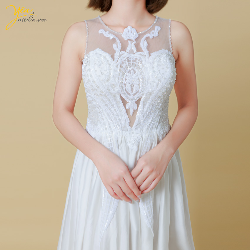 Váy cưới màu trắng cùng họa tiết và đường may tinh xảo tôn lên vẻ đẹp rạng ngời cho nàng dâu