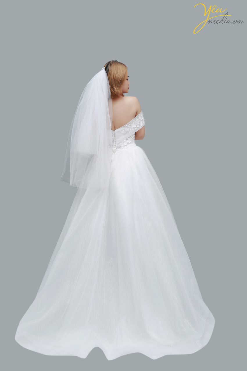 Váy cưới Trammie được nhiều cô dâu lựa chọn vì dáng suông dễ mặc và có phần vai che đi nhiều khuyết điểm như bắp tay to của những nàng hơi "mập mạp". Bộ váy này phù hợp cả với đi chụp ảnh cưới lẫn làm váy tiệc trong ngày trọng đại.