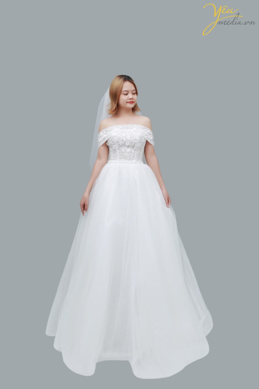 Váy cưới Trammie được nhiều cô dâu lựa chọn vì dáng suông dễ mặc và có phần vai che đi nhiều khuyết điểm như bắp tay to của những nàng hơi "mập mạp". Bộ váy này phù hợp cả với đi chụp ảnh cưới lẫn làm váy tiệc trong ngày trọng đại.