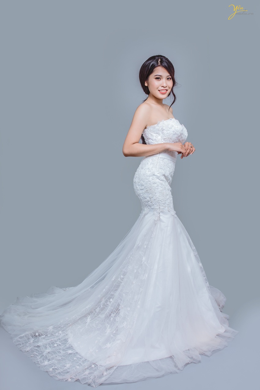 váy cưới đuối cá màu trắng làm tôn lên vẻ đẹp rạng ngời cho nàng dâu